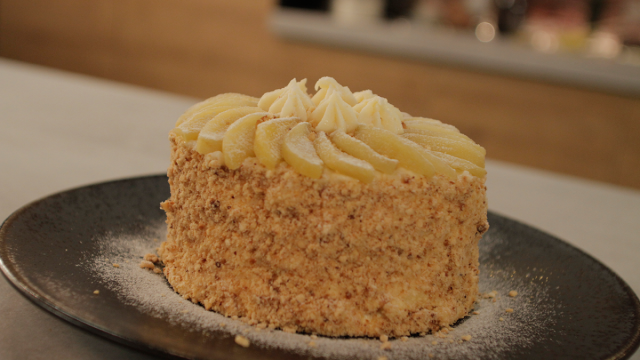 Beze torta s lešnicima, lovorom i jabukom