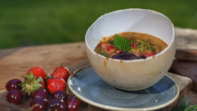 Omlet sa svežim matičnjakom i trešnjama