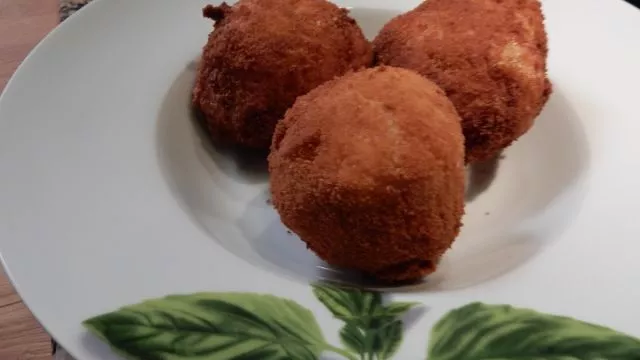 Pržene pirinčane kuglice s nadevom od kobasica