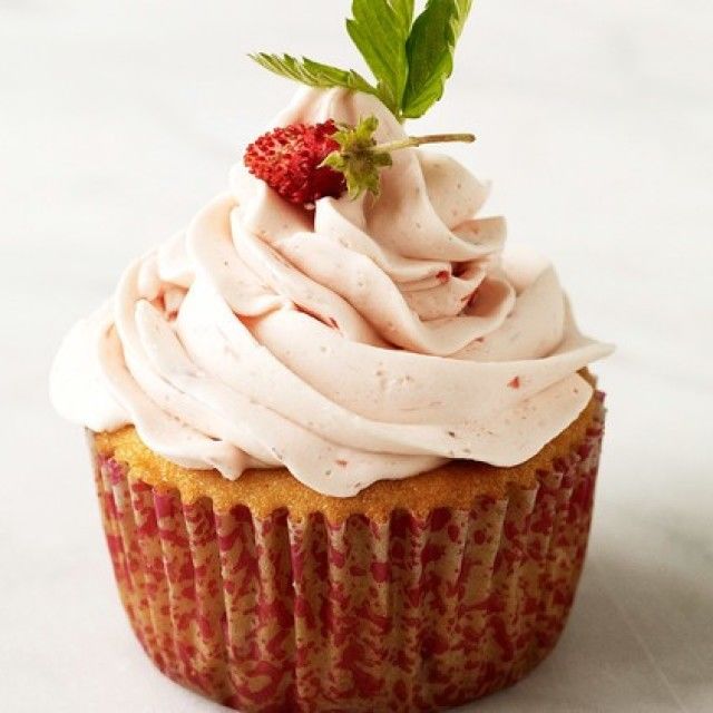 Kapkejovi od jagode sa glazurom od krema sa jagodama