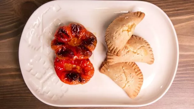 Keksići od sira i pečena marinirana paprika
