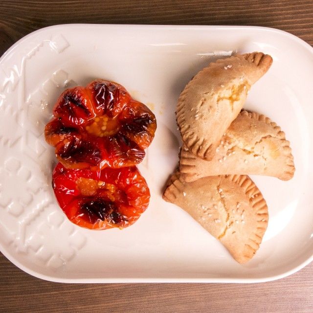 Keksići od sira i pečena marinirana paprika