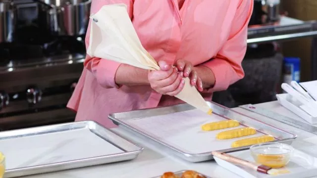 Profiterole sa čokoladnim prelivom i sladoledom od vanile