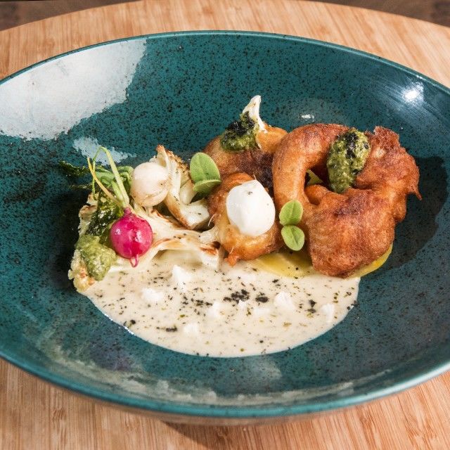 Topla salata s pohovanim karfiolom