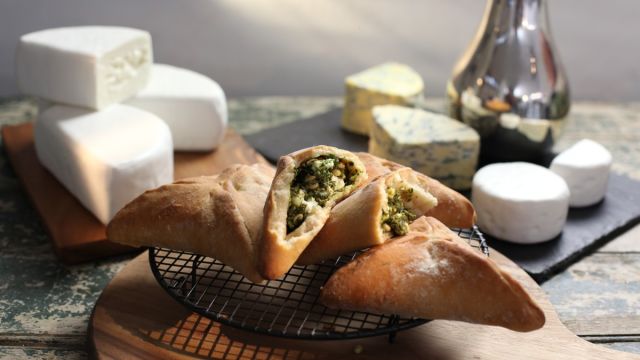 Trouglići sa spanaćem, fetom i pinjolima