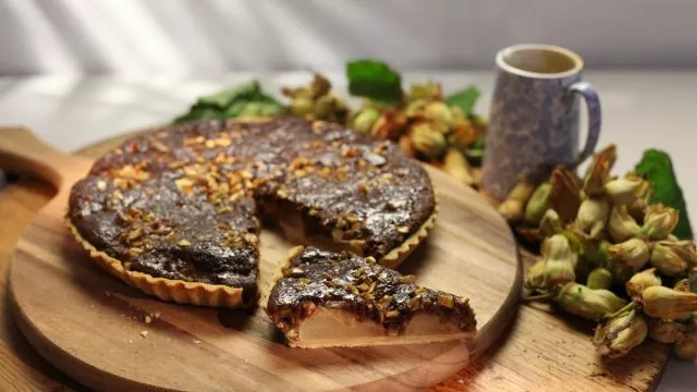 Tart sa lešnikom, kruškom i lepljivom karamelom