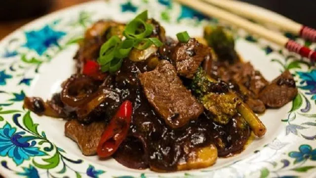 Aromatična govedina sa sosom od crnog pasulja