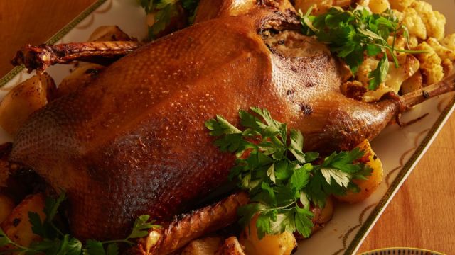 Pečena guska sa tradicionalnim nadevom od krompira i jabuka