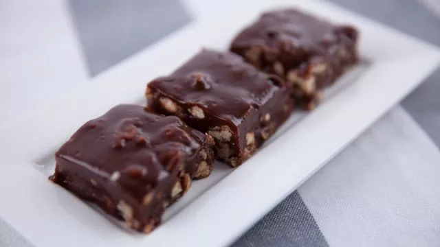 Čokoladni pekan orasi i karamel kocke