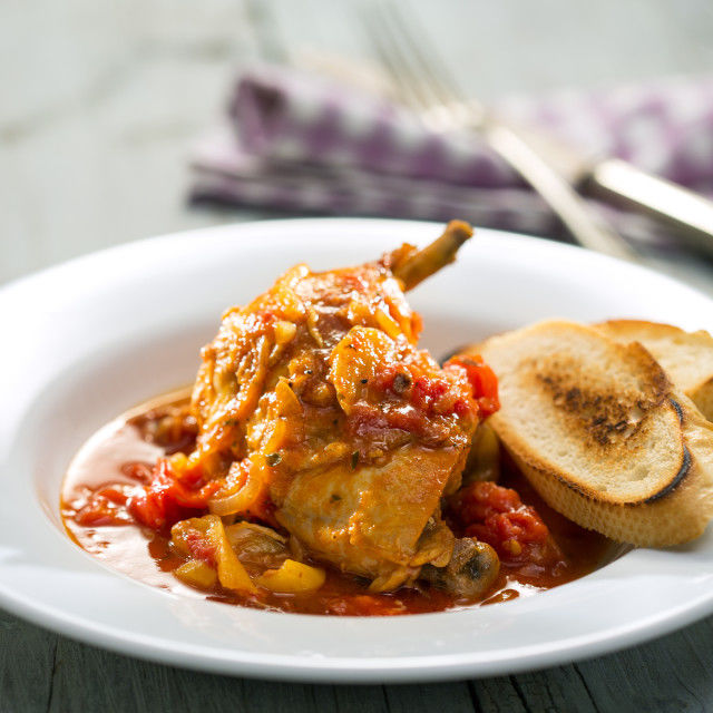 Paprikaš od piletine i paradajza na baskijski način