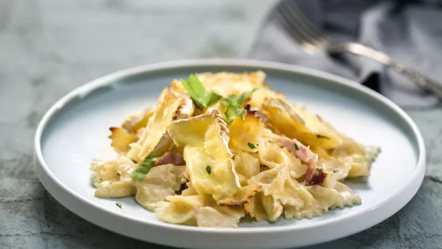 Farfalje od kamembera i slanine