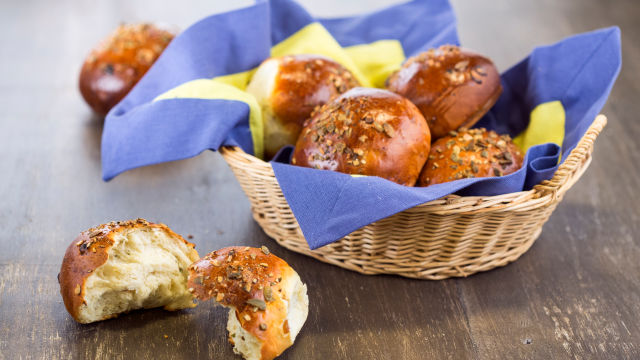 Zemičke sa semenkama bundeve i grožđicama