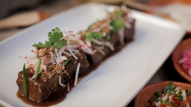 Govedina sa zelenim čilijem pečenim na vatri