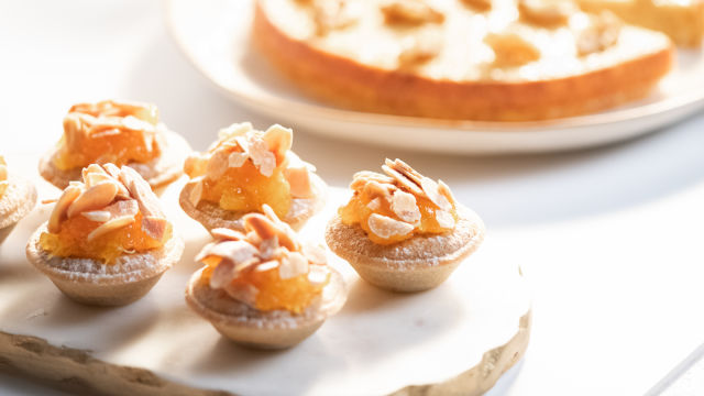 Tart od rogača, badema i kompot od narandže