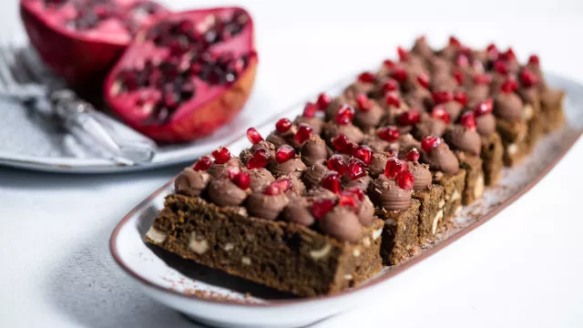 Torta od začina sa čokoladnom pavlakom i cvetom hibiskusa