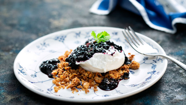 Burata sa brusnicama i hrskavim prezlama