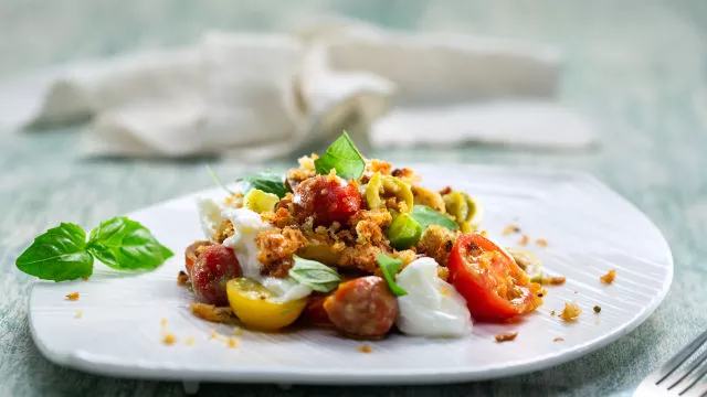 Salata sa paradajzom, mocarelom i prezlama