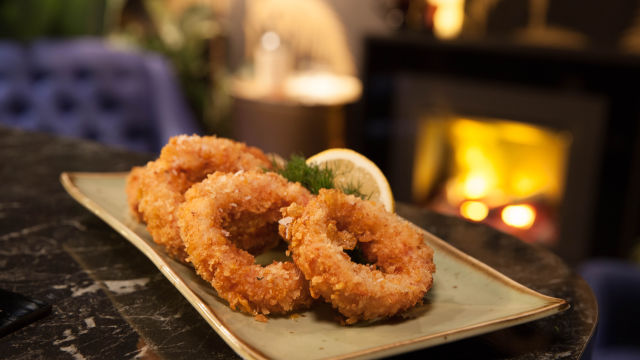 Kolutići luka umotani u slaninu