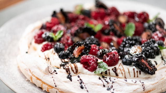 Pavlova torta od šumskog voća, slatke pavlake i balzamiko sirćeta (bez glutena)