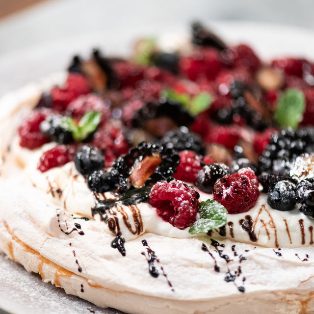 Pavlova torta od šumskog voća, slatke pavlake i balzamiko sirćeta (bez glutena)