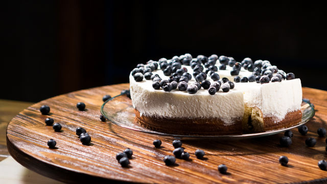 Torta od limuna i borovnica i mus od limuna