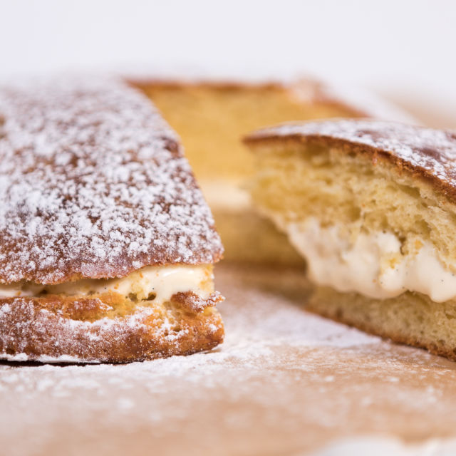 Tart “Sеn Trope” sa kremom od vanile