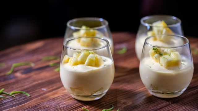 Tropska poslastica od banana, ananasa i manga