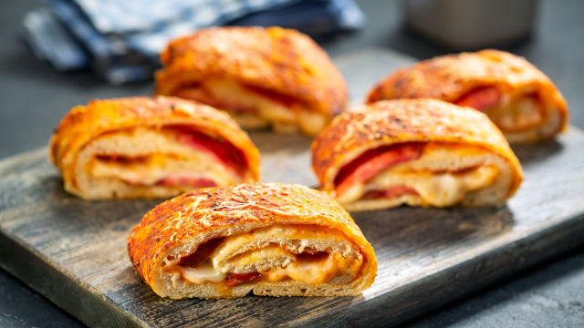 Rolat stromboli sa salamom i žutim sirom