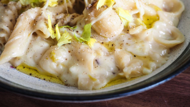 Mista testenina sa krompirom, pančetom i sirom provola