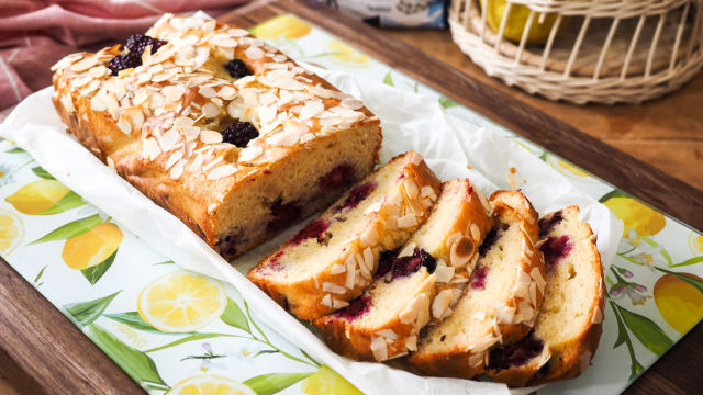 Kolač od jogurta, kupina i maslinovog ulja