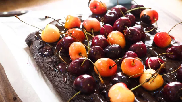 Torta od starog hleba sa čokoladom i trešnjama
