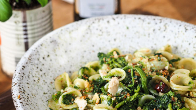 Orečijete (vrsta testenine) sa rapinijem (italijanski brokoli) i prezlama