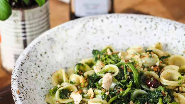 Orečijete (vrsta testenine) sa rapinijem (italijanski brokoli) i prezlama