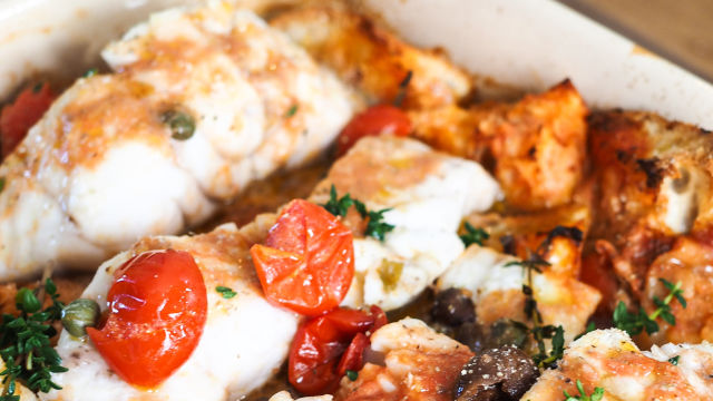 Pečena bela riba sa hlebom, čeri paradajzom, maslinama i kaparom