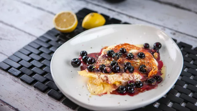 Saganaki sa borovnicama