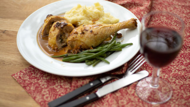 Punjeni pileći batak sa pečurkama i sirom