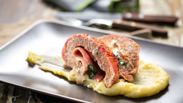 Rolat uvijen u slaninu sa punjenjem od šunke i sira