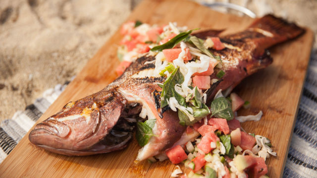 Grilovana grebenska riba sa salatom od lubenice