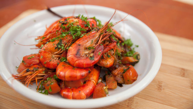 Rečni škampi prženi u tiganju sa šalot lukom i puterom