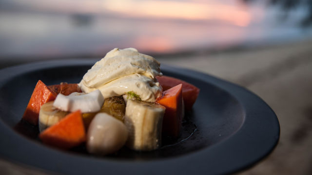 Tropsko voće sa belom čokoladom i musom od kokosa