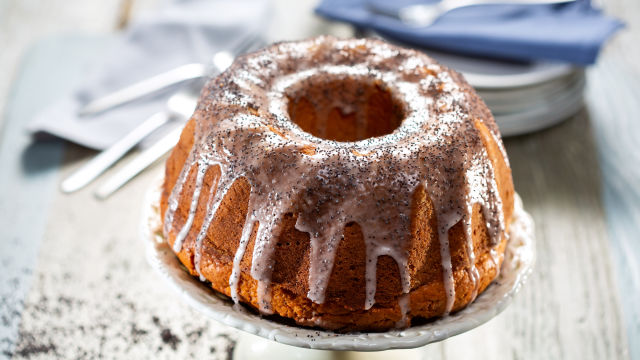 Kuglof torta od smeđeg putera sa prelivom od maka