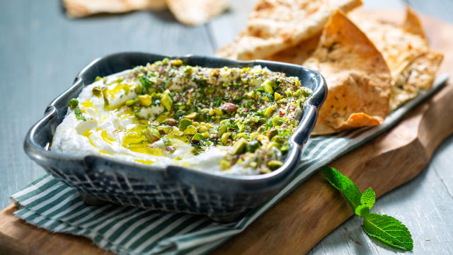 Grčki jogurt sa orašastim plodovima i zatarom (sirijski origano)