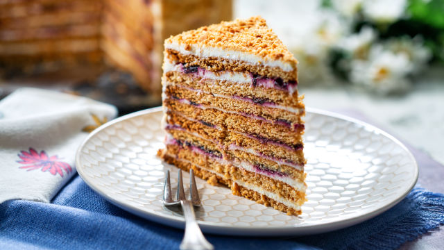 Ruska medena torta sa grčkim jogurtom i borovnicama