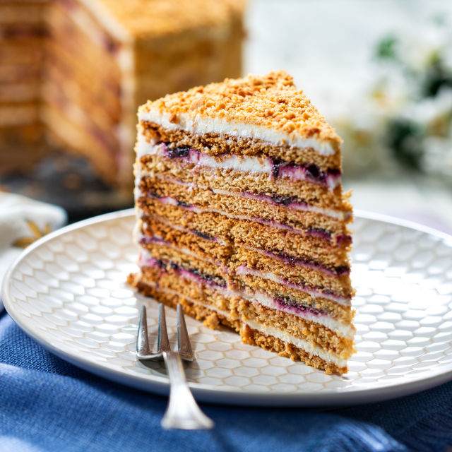 Ruska medena torta sa grčkim jogurtom i borovnicama