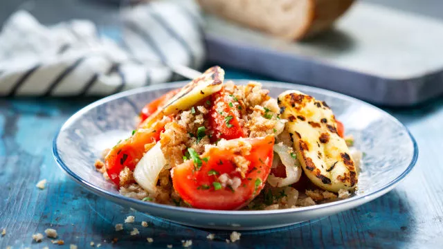 Salata od paradajza sa pečenim lukom i sirom halumi