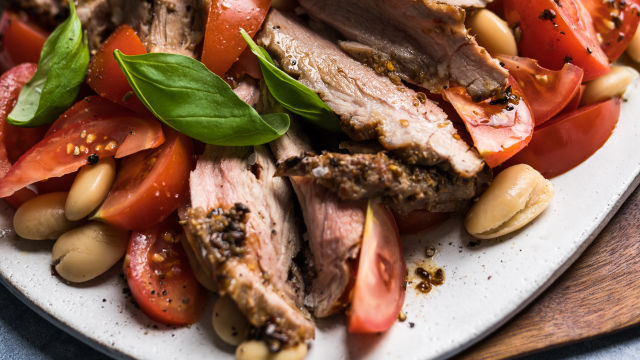 Jagnjetina sa koricom od začina, uz salatu od belog pasulja i paradajza