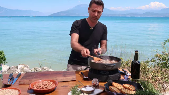 Italijanske kobasice, pasulj i ćabata sa belim lukom