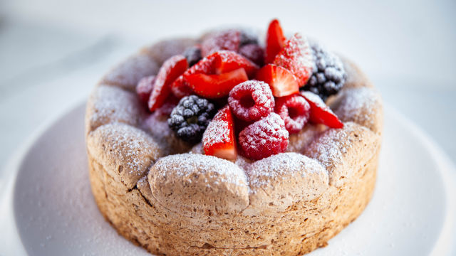 Beze torta sa orašastim i bobičastim voćem