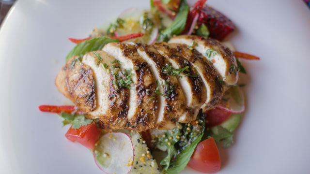 Grilovana piletina sa meksičkom uličnom salatom