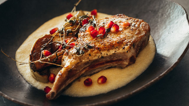 Svinjske krmenadle sa jabukama i palentom